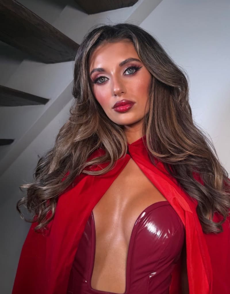 Babe in strakke rode jurk