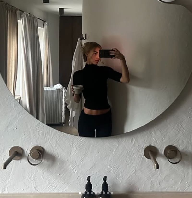 Sexy blondine neemt spiegel selfie