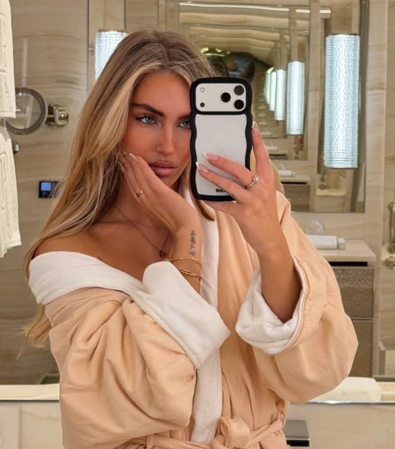 Babe in strakke outfit