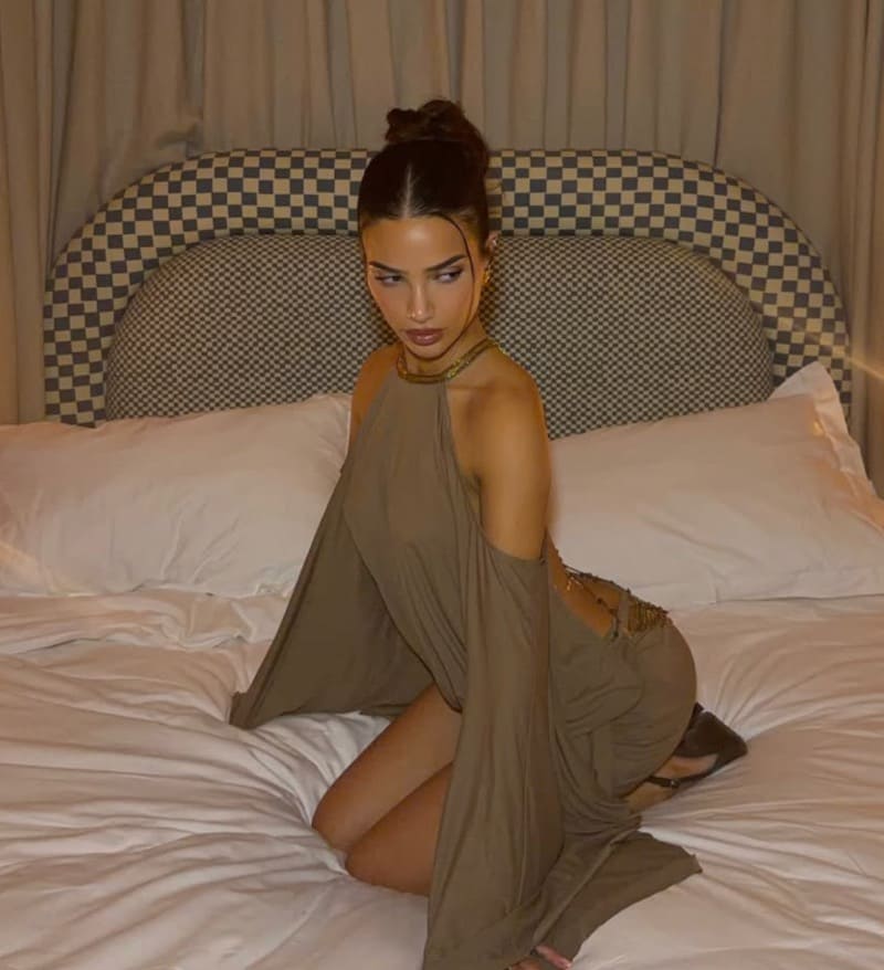 Marry in sexy groene outfit op bed