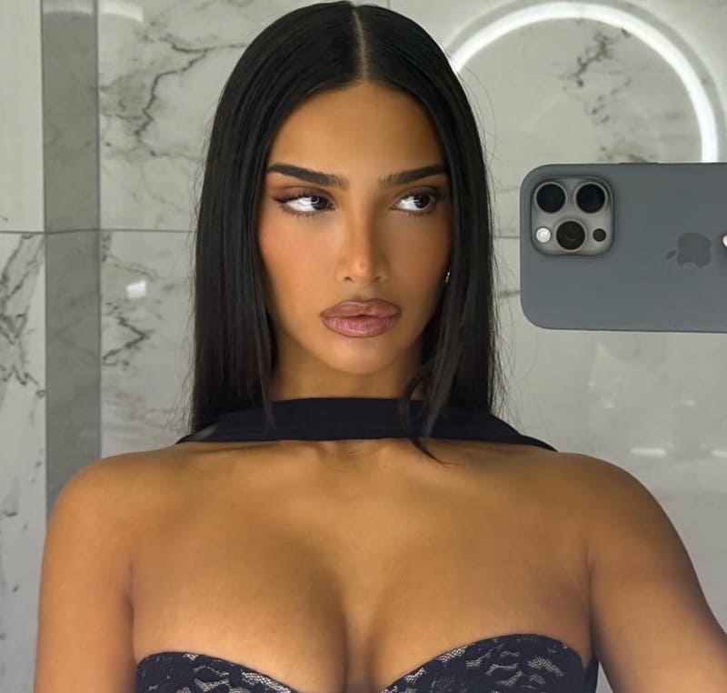 Marry met dikke tieten in strakke zwarte top