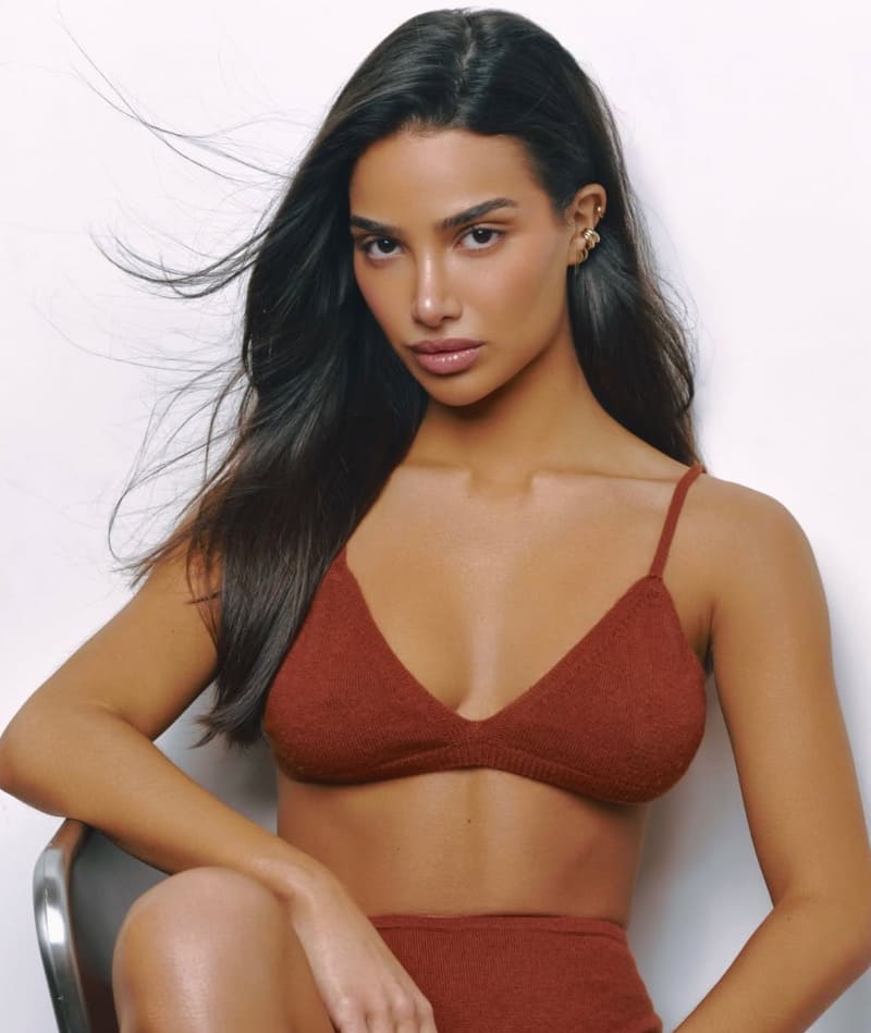 Babe in sexy sport outfit