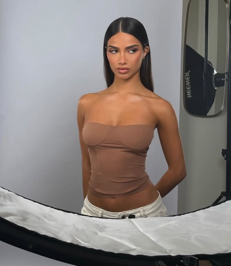 Babe in beige topje