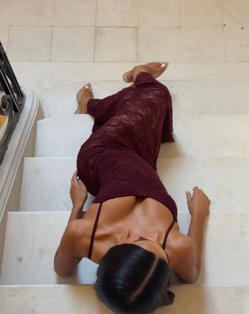 Sexy model in strakke jurk op trap