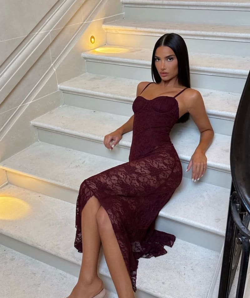 Marry in strakke rode jurk