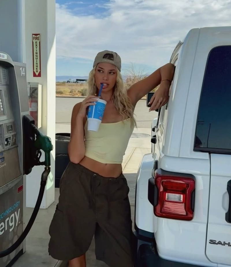 Knappe blondine naast auto