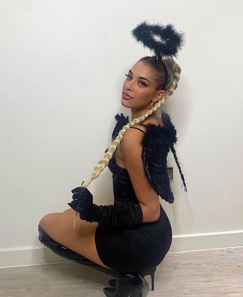 Evanne in sexy strakke jurk