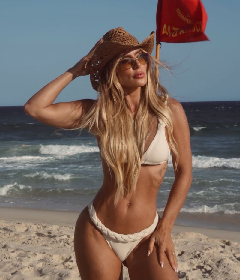 Babe in bikini op strand