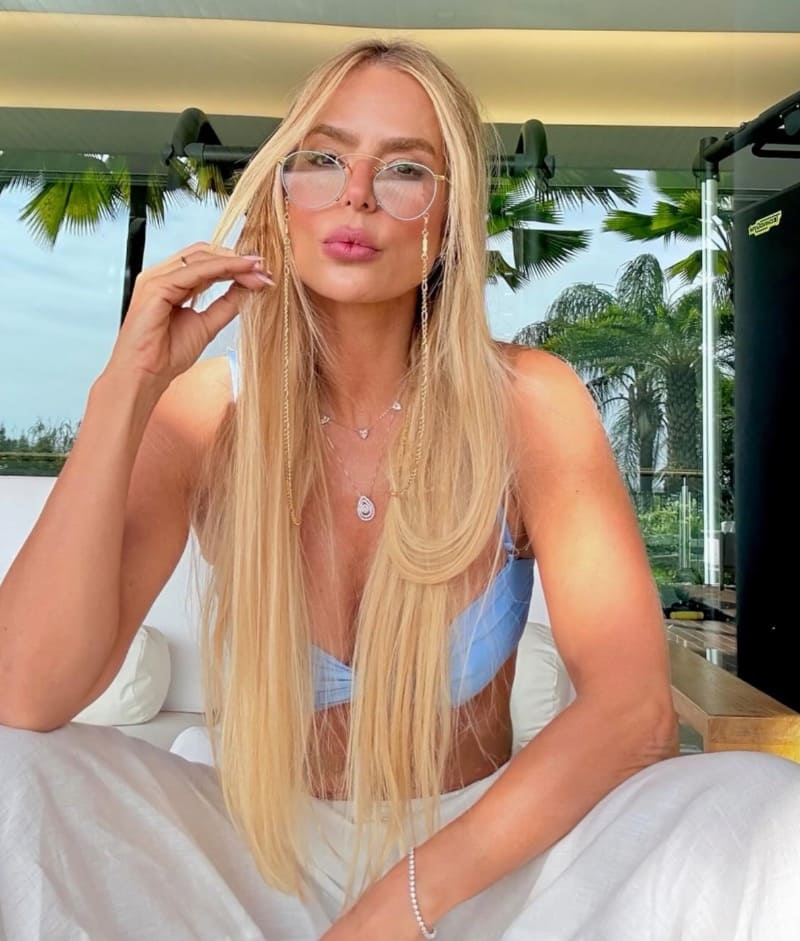 Roberta in sexy outfit