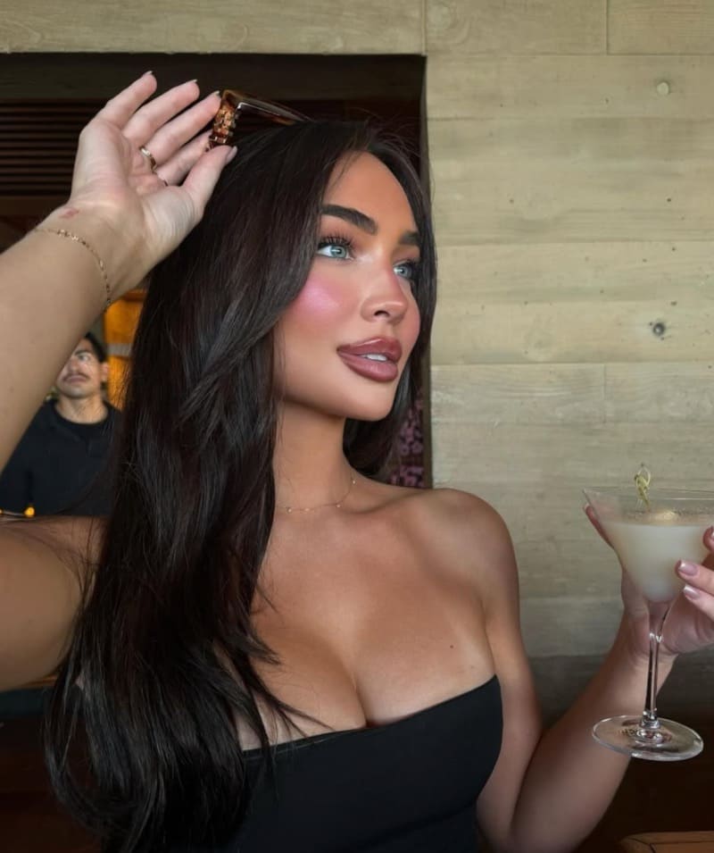 Gabriella in sexy zwarte outfit