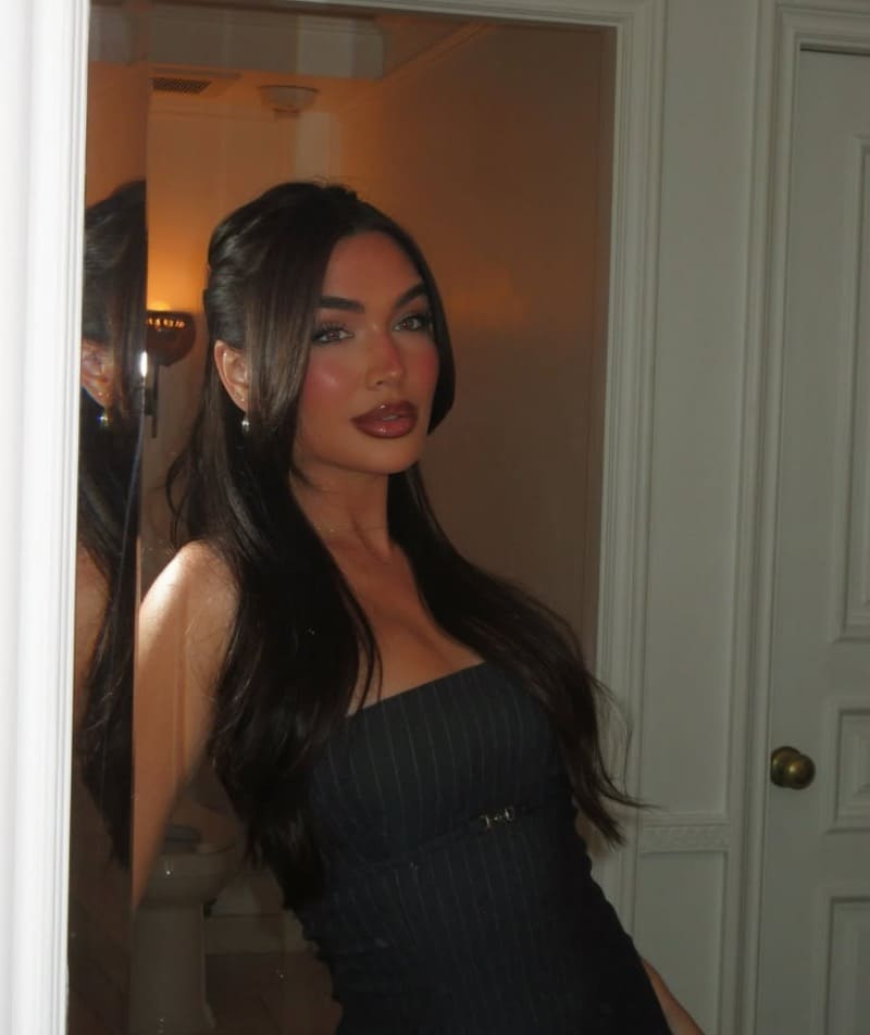 Gabriella in sexy strakke jurk