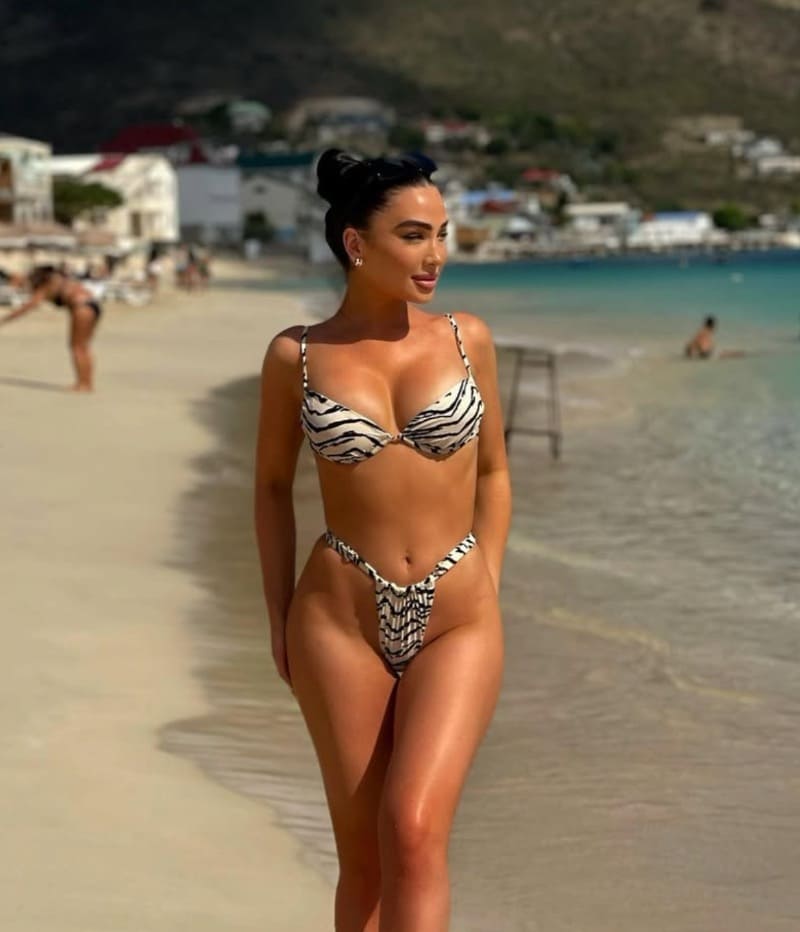 Gabriella in sexy bikini op strand