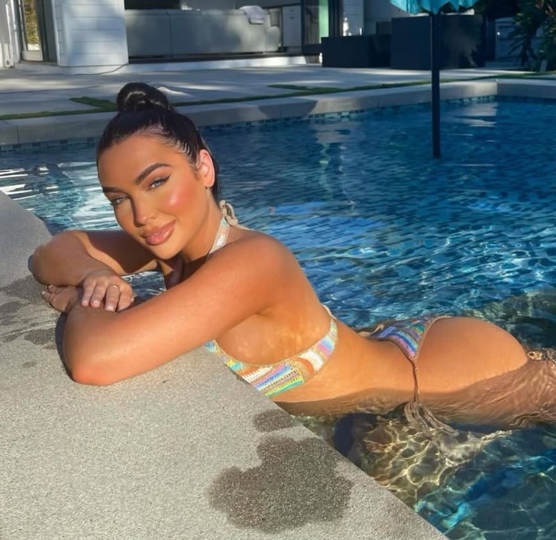 Sexy dame in bikini in zwembad