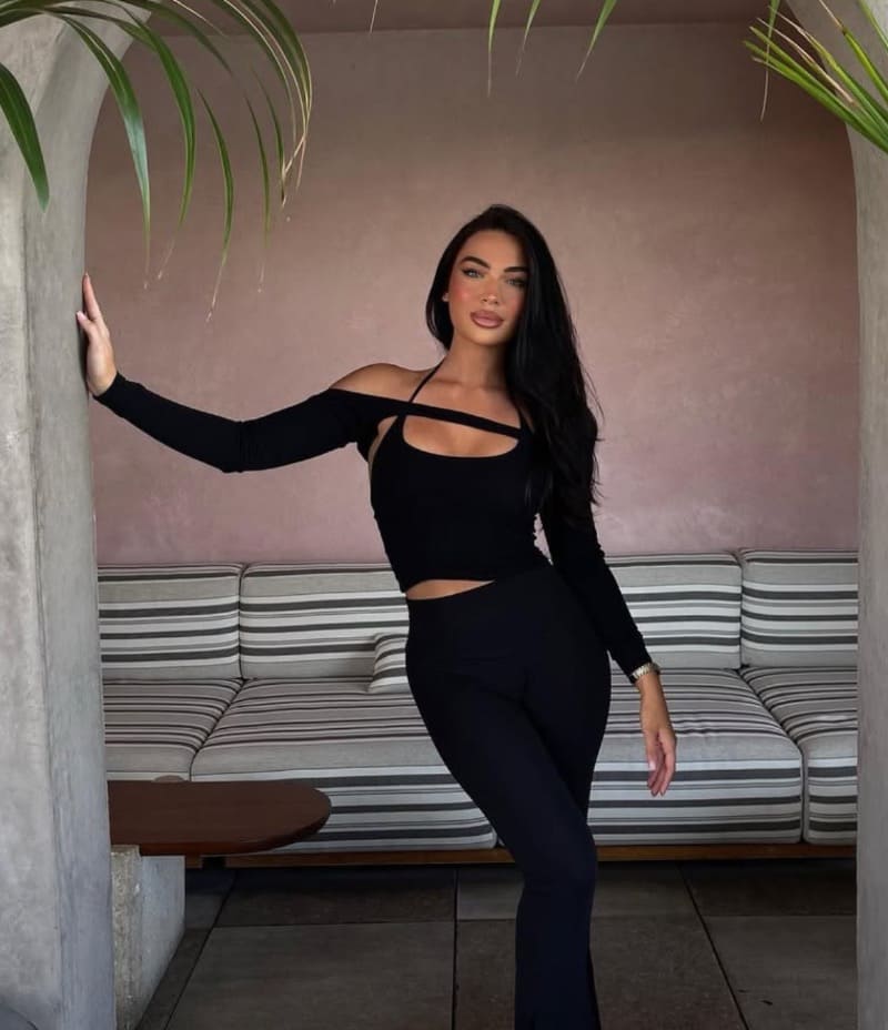 Gabriella in sexy zwarte outfit