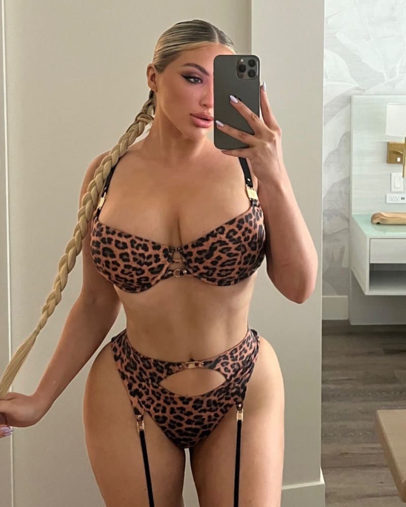 babe met enorme tieten en billen