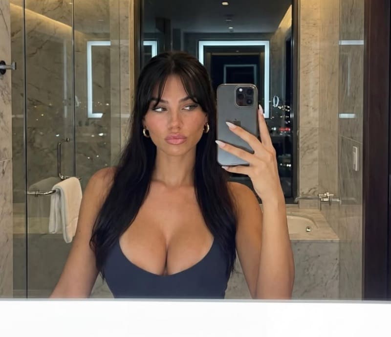 Babe met dikke tieten in strak topje