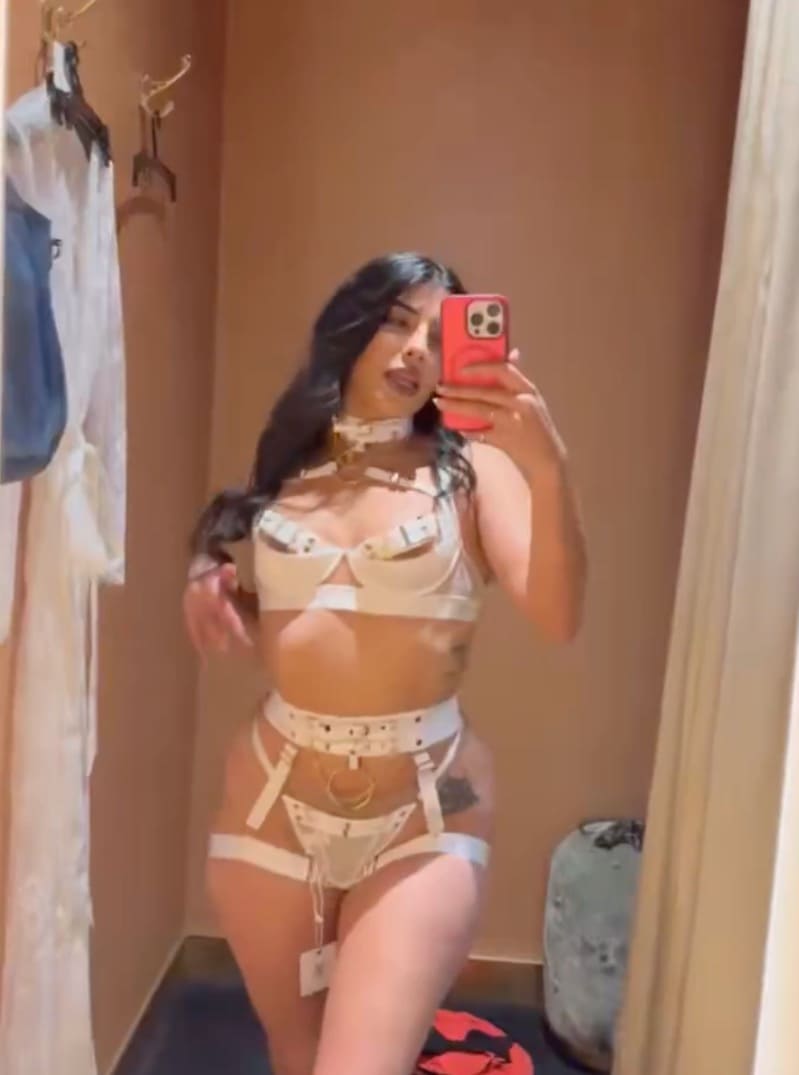 Jasmine in sexy witte lingerie