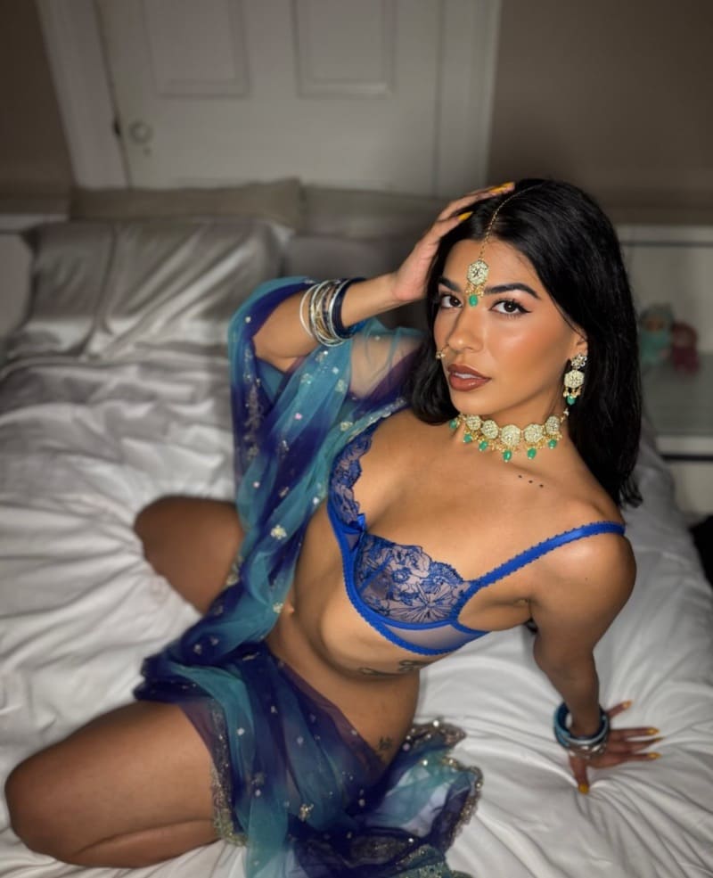 Jasmine in blauwe lingerie