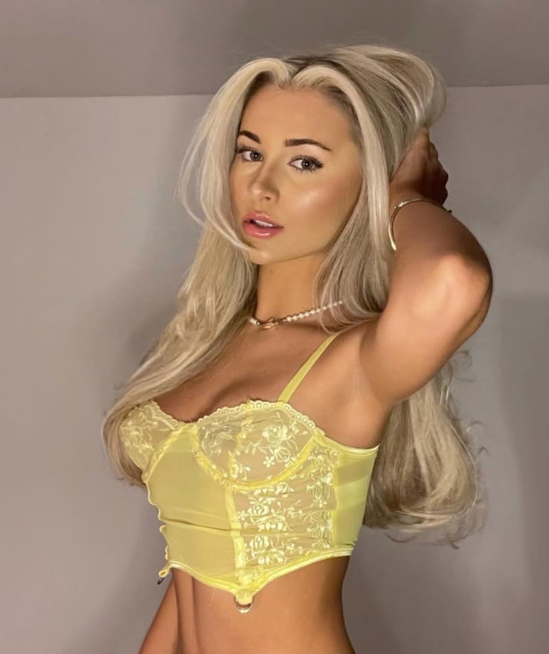 Sexy model in gele lingerie