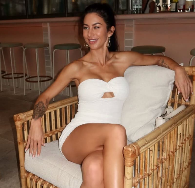 babe in strakke witte jurk