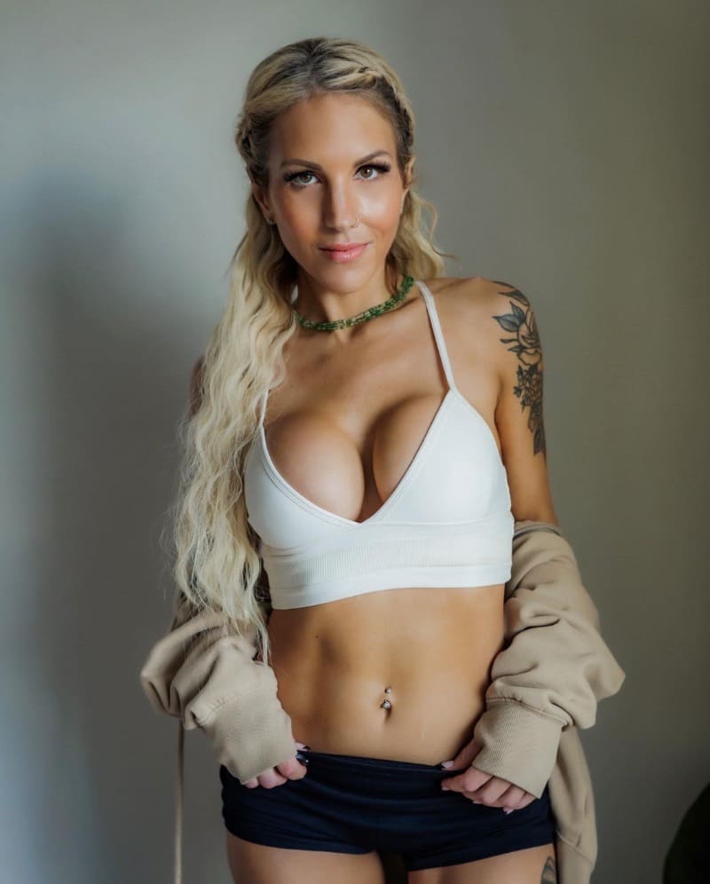 Sarah in sexy witte outfit