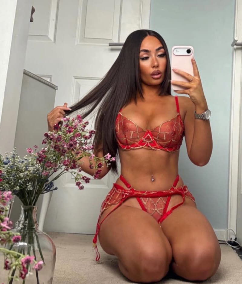 Babe in rode lingerie