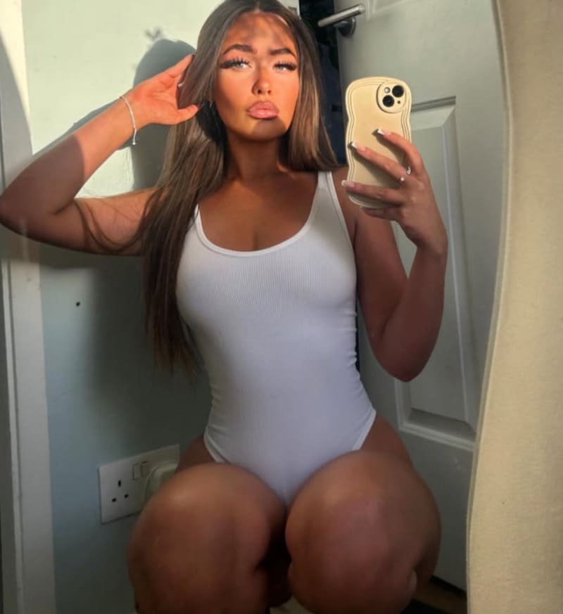 Madeline in sexy wit topje