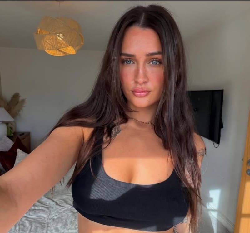 Sexy model in zwarte bh