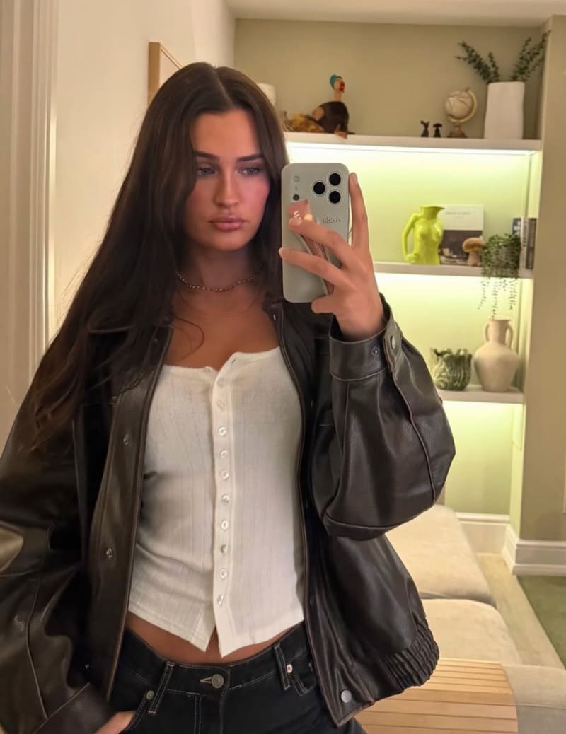 Meghan in sexy witte outfit