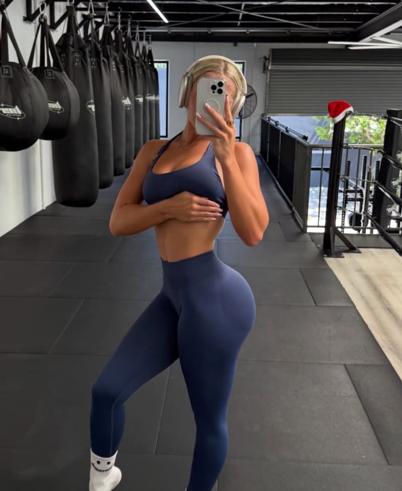 Finlay in sexy blauwe sport outfit