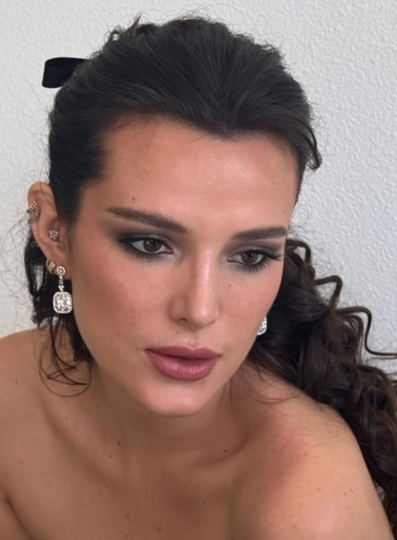 Sexy dame in schouder loos topje