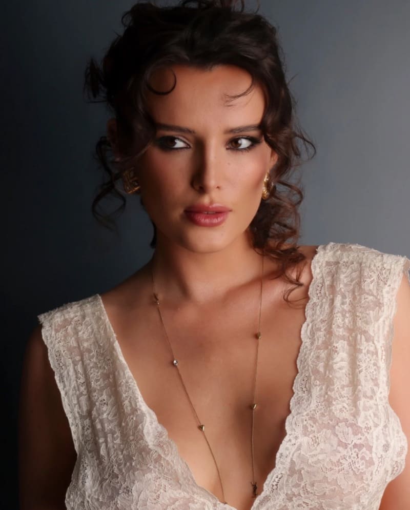 Bella in sexy witte jurk