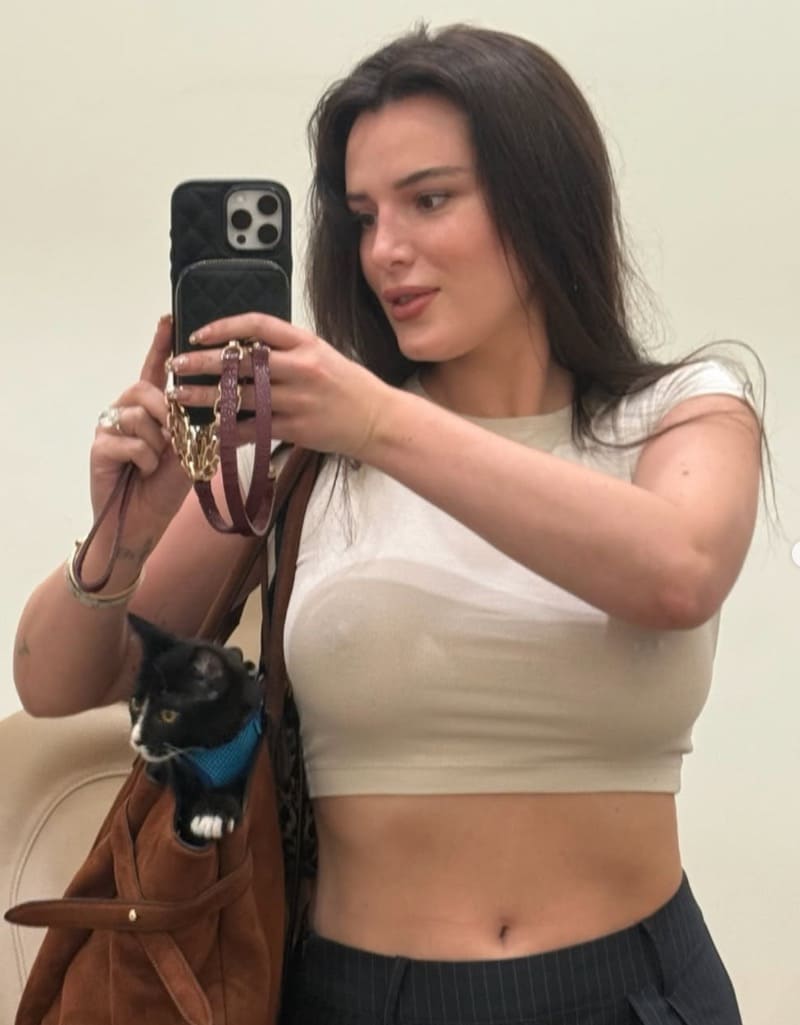 Bella Thorne neemt spiegel selfie