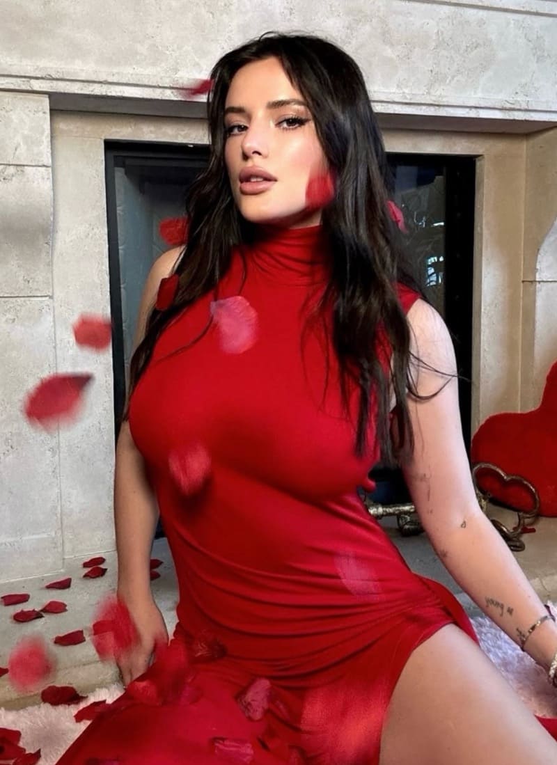 Bella Thorne in strakke rode jurk