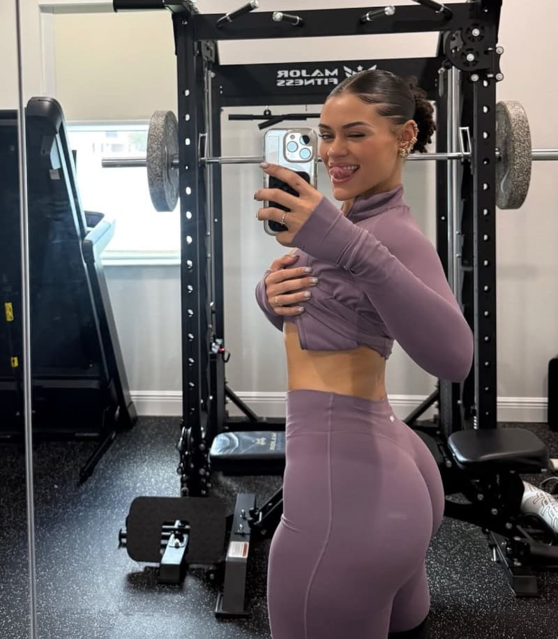 Emily in sexy paarse outfit