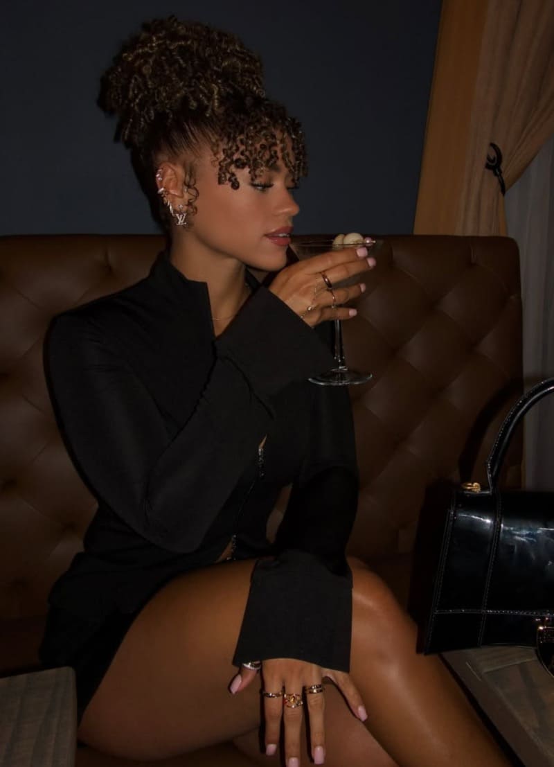 Sexy model in strakke jurk