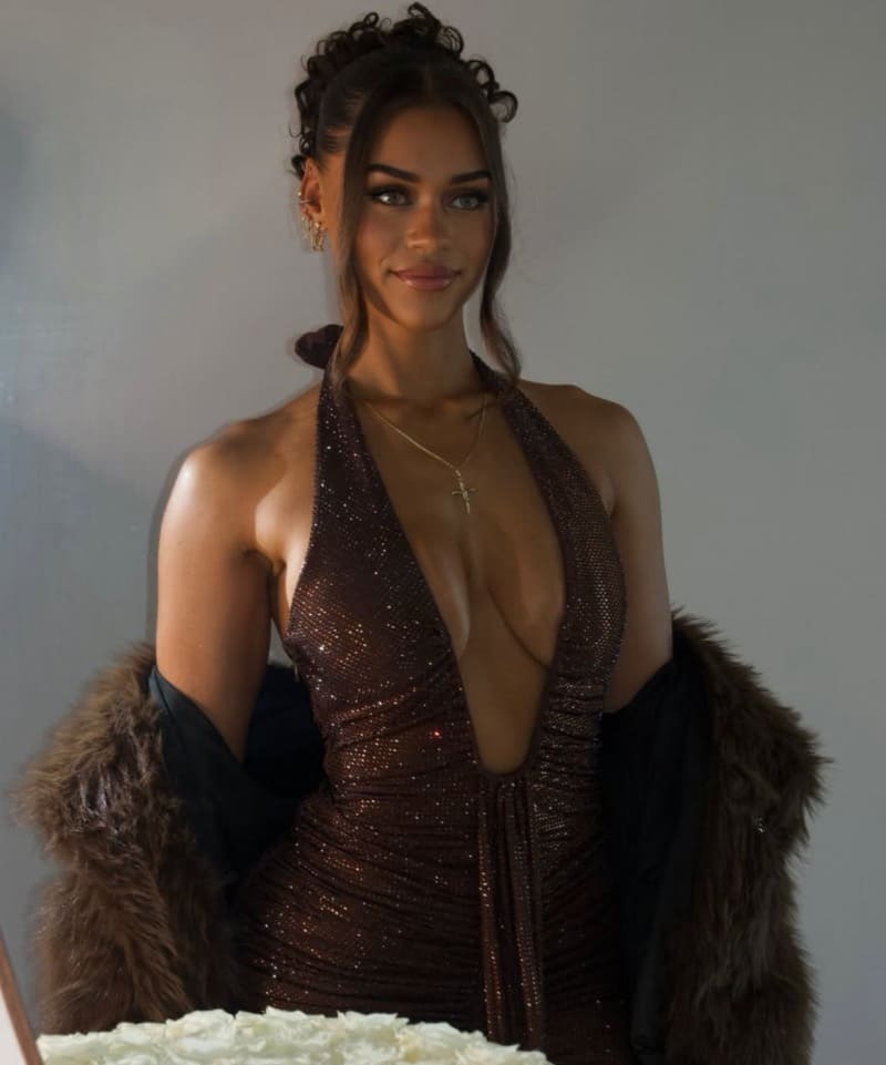 Sexy model in strakke jurk met dikke tieten