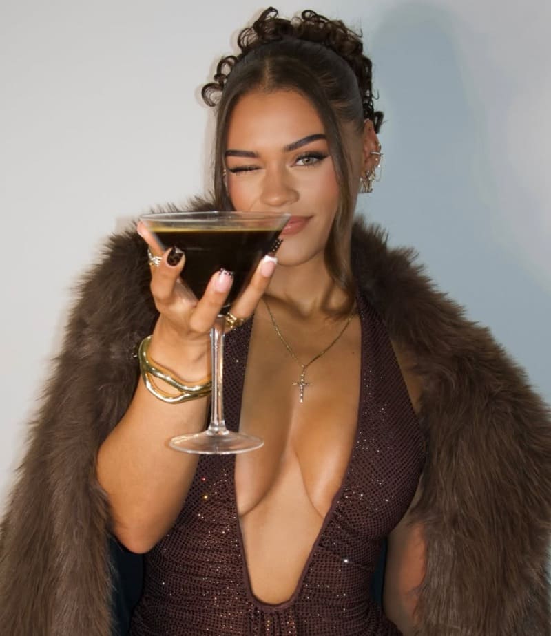 Emily in sexy strak topje