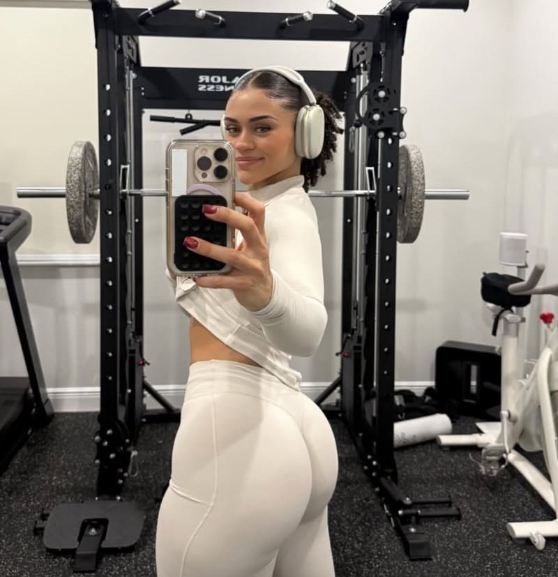 Babe in strakke broek met dikke billen