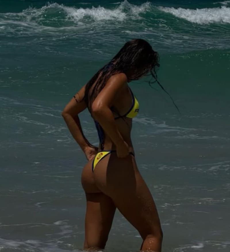 Babe in strakke bikini met bolle billen