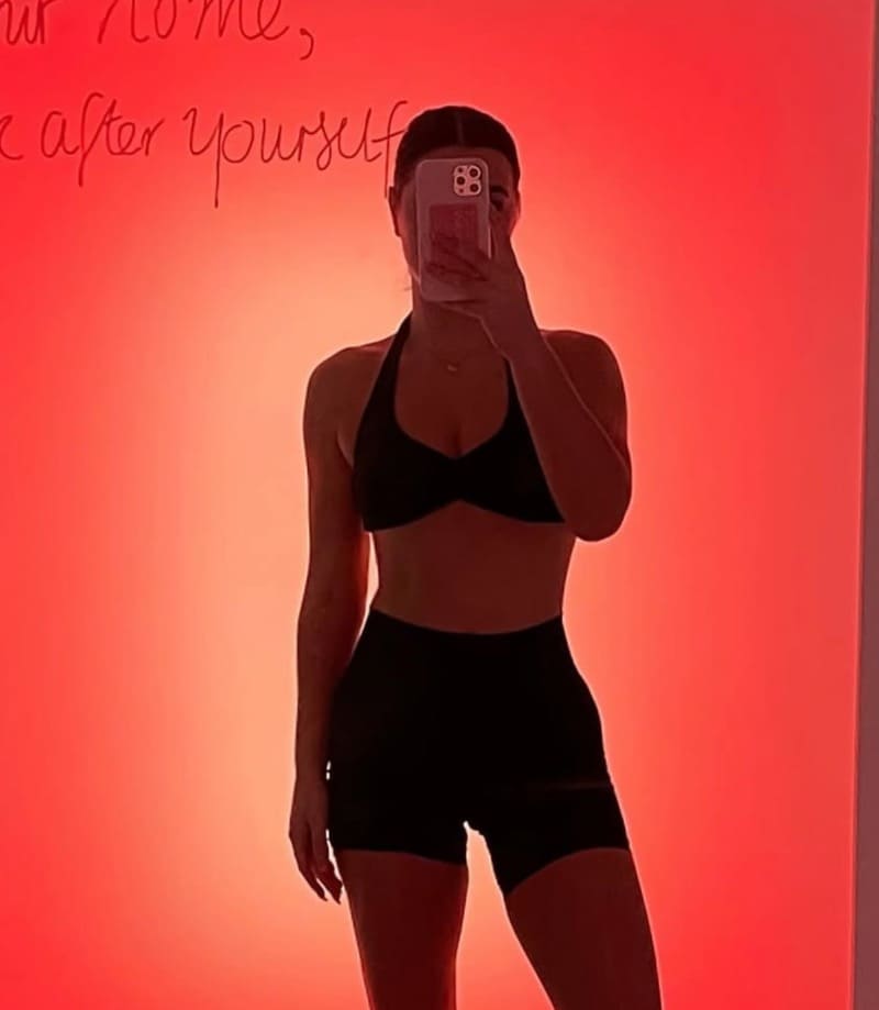 Sexy model in strak topje