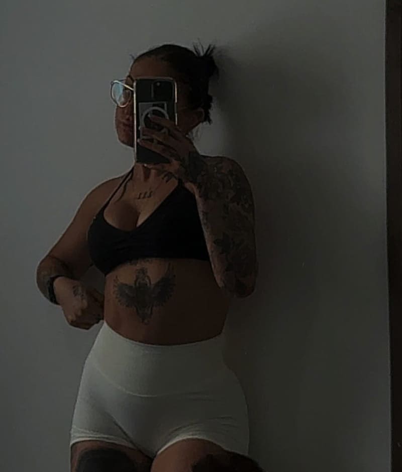 Victoria in sexy witte broek