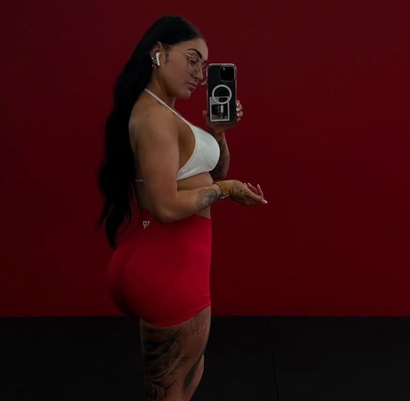 Victoria in sexy rode broek