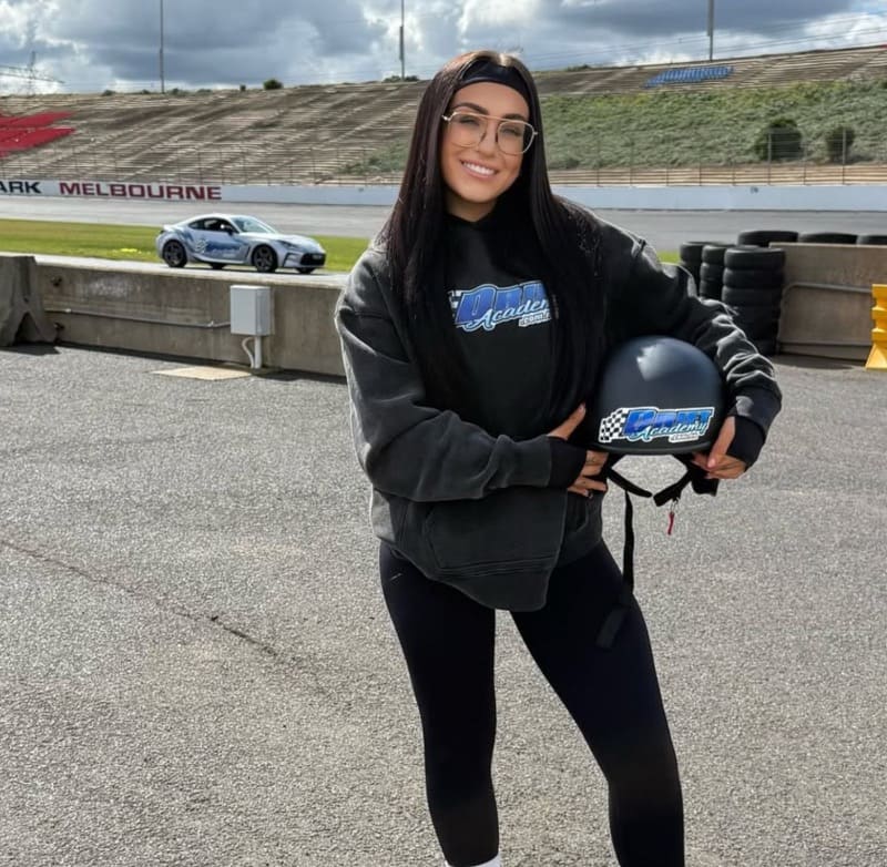 Victoria in sexy strakke zwarte outfit