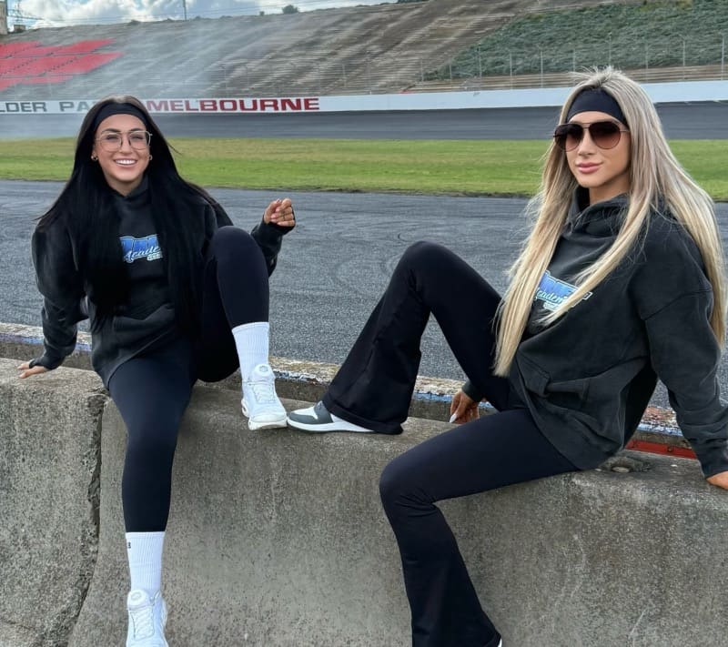 Knappe dames in strakke zwarte outfit