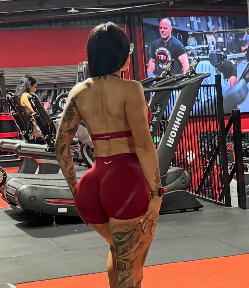 Sexy model met dikke billen in rode broek