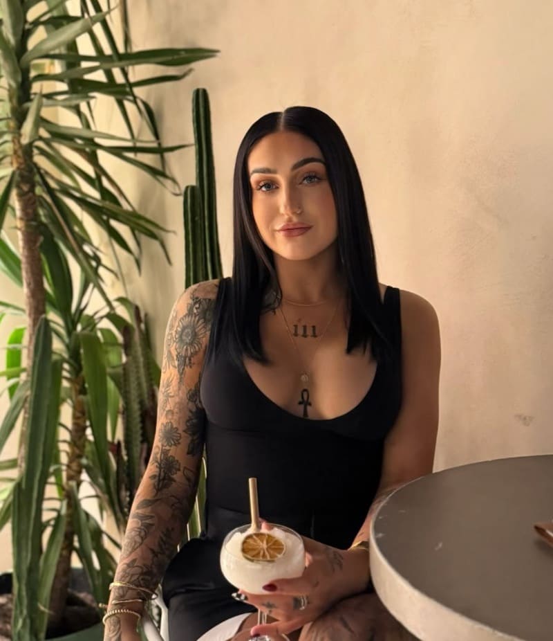 Victoria in sexy zwart topje