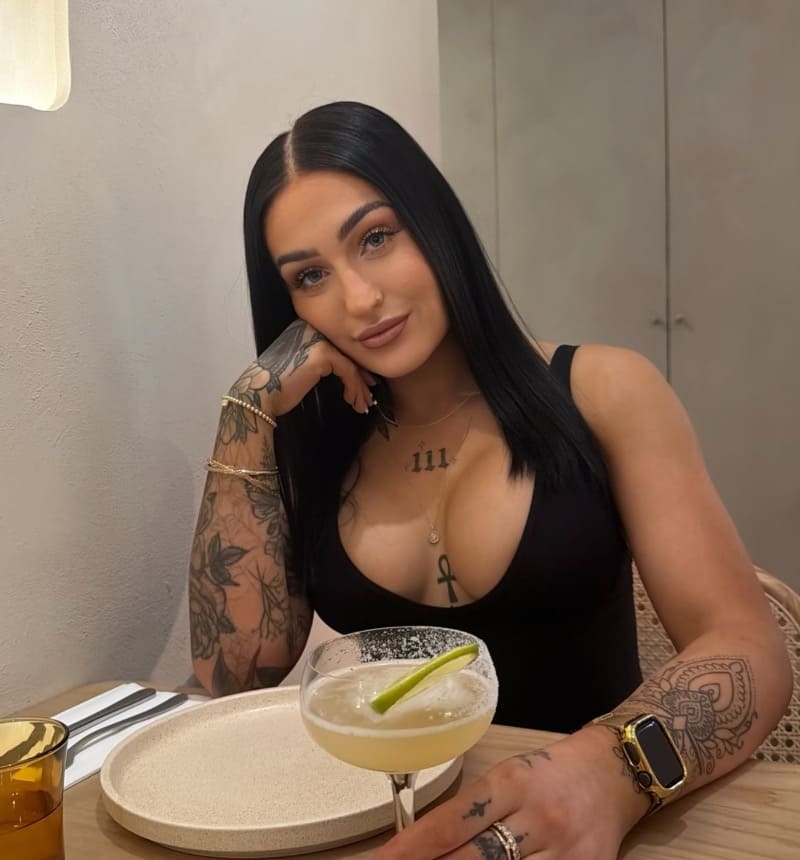 Babe in strak topje met dikke tieten