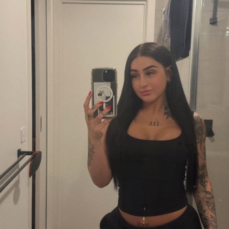 Sexy model in strak zwart topje