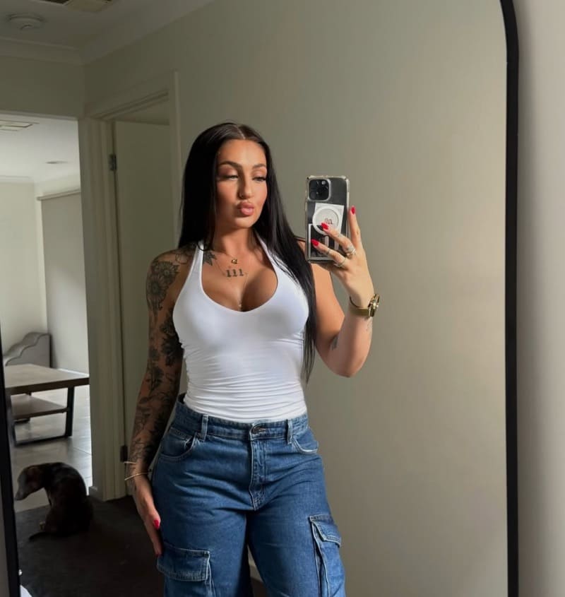 Victoria in strak wit topje